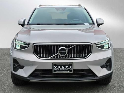 2023 Volvo XC40 B5 AWD Plus Bright
