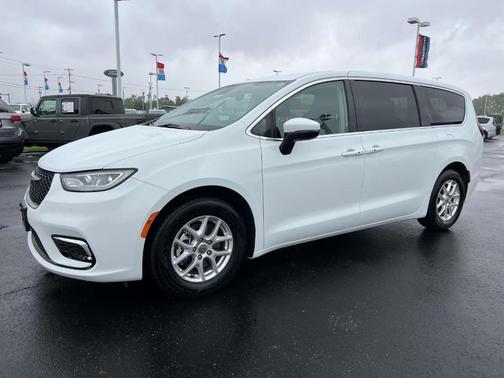 2023 Chrysler Pacifica Touring-L