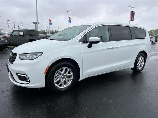 2023 Chrysler Pacifica Touring-L