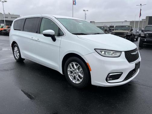2023 Chrysler Pacifica Touring-L