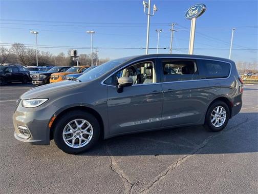 2023 Chrysler Pacifica Touring-L