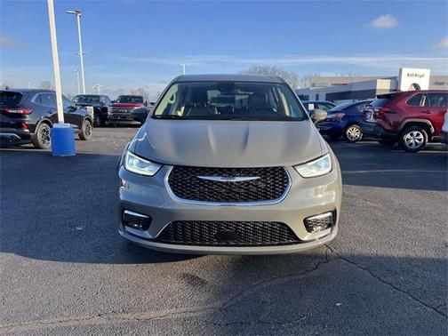 2023 Chrysler Pacifica Touring-L