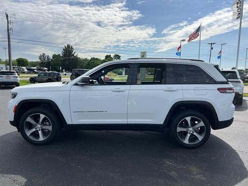 Bright White Clearcoat 2023 Jeep Grand Cherokee Limited