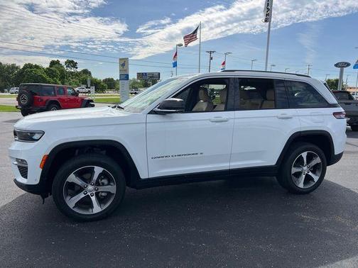 Bright White Clearcoat 2023 Jeep Grand Cherokee Limited