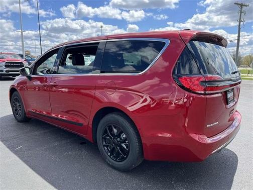 2025 Chrysler Pacifica Select