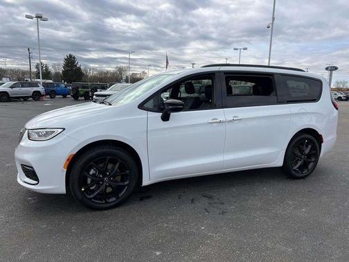 Bright White Clearcoat 2026 Chrysler Pacifica Select