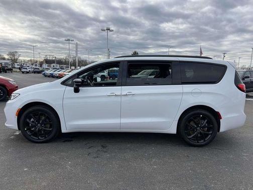 Bright White Clearcoat 2026 Chrysler Pacifica Select