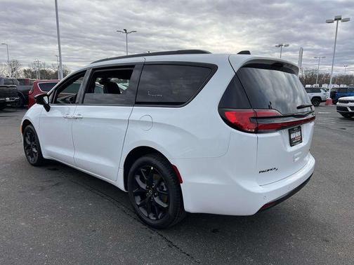 Bright White Clearcoat 2026 Chrysler Pacifica Select