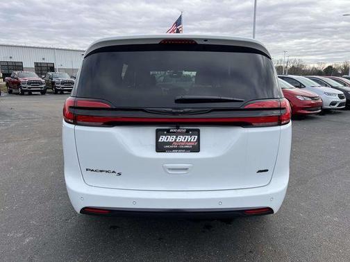 Bright White Clearcoat 2026 Chrysler Pacifica Select