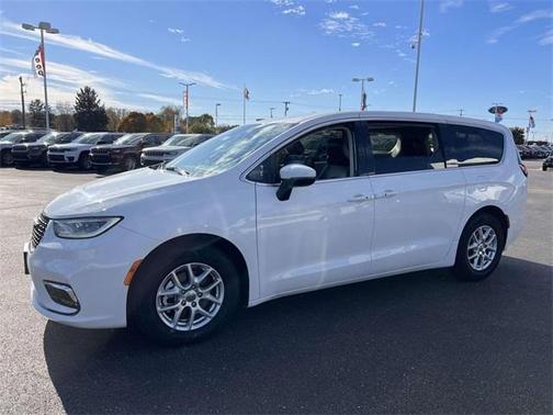 2023 Chrysler Pacifica Touring-L