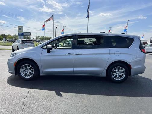 2023 Chrysler Pacifica Touring-L
