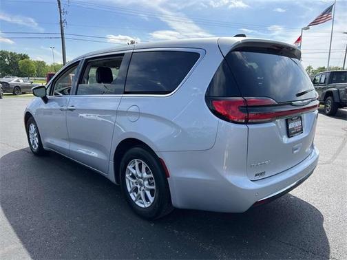 2023 Chrysler Pacifica Touring-L
