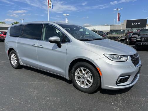 2023 Chrysler Pacifica Touring-L