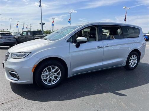 2023 Chrysler Pacifica Touring-L