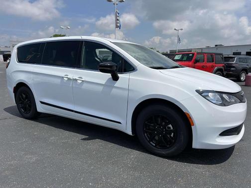 2025 Chrysler Voyager LX