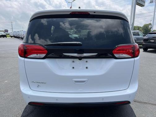 2025 Chrysler Voyager LX
