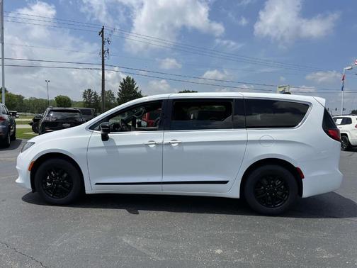 2025 Chrysler Voyager LX