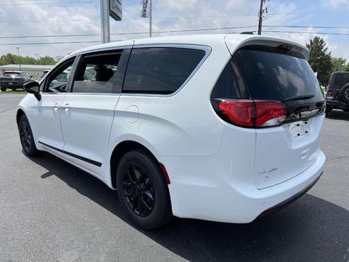 2025 Chrysler Voyager LX