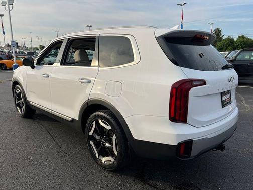 Glacial White Pearl 2023 Kia Telluride S