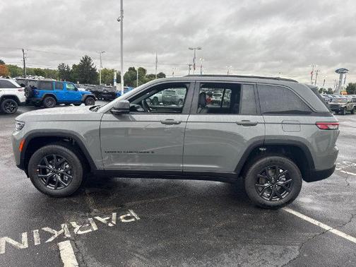 Sting Gray Clearcoat 2027 Jeep Grand Cherokee Laredo