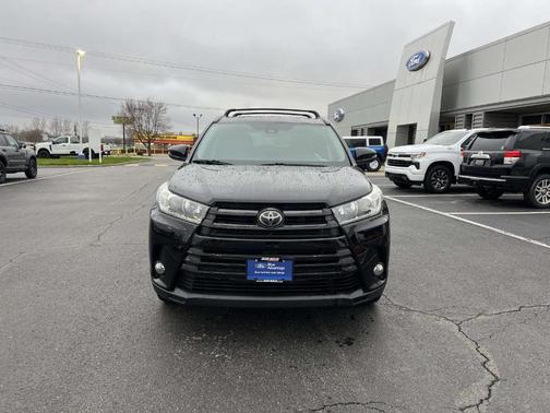 Midnight Black Metallic 2018 Toyota Highlander