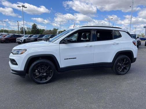 Bright White Clearcoat 2026 Jeep Compass Latitude