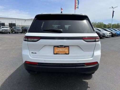 Bright White Clearcoat 2024 Jeep Grand Cherokee Laredo
