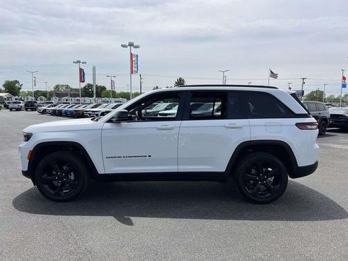 Bright White Clearcoat 2024 Jeep Grand Cherokee Laredo