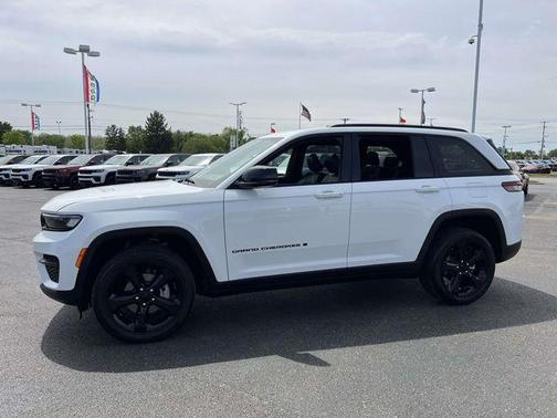 Bright White Clearcoat 2024 Jeep Grand Cherokee Laredo