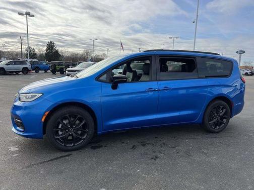 Hydro Blue Pearlcoat 2026 Chrysler Pacifica Select