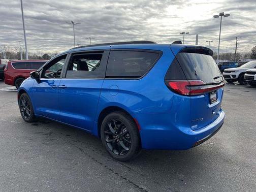 Hydro Blue Pearlcoat 2026 Chrysler Pacifica Select