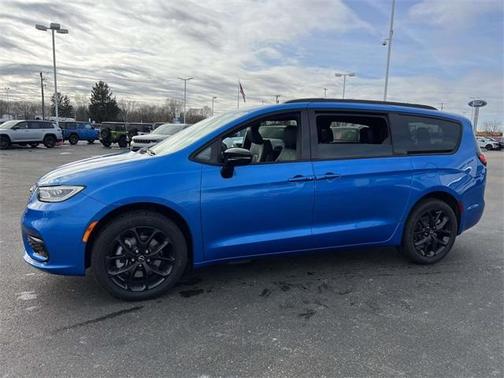 2026 Chrysler Pacifica Select