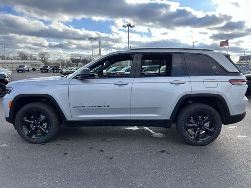 2025 Jeep Grand Cherokee Laredo