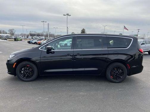Diamond Black 2026 Chrysler Pacifica Select