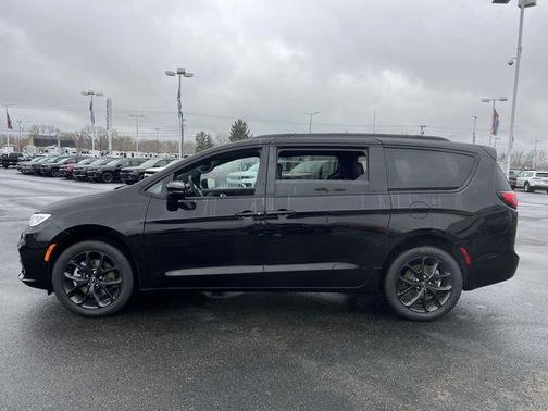 Diamond Black 2026 Chrysler Pacifica Limited