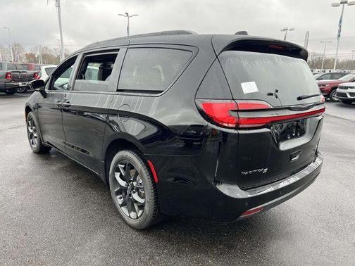 Diamond Black 2026 Chrysler Pacifica Limited