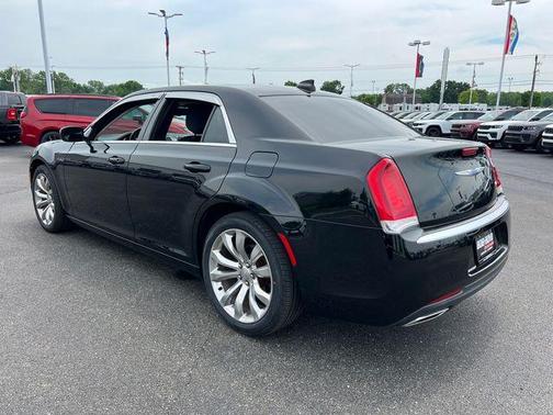 Gloss Black 2018 Chrysler 300 Touring