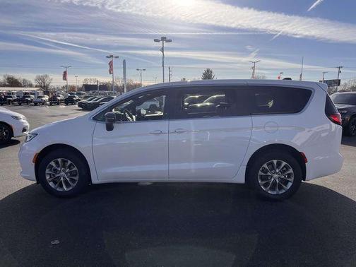 Bright White Clearcoat 2026 Chrysler Pacifica Select