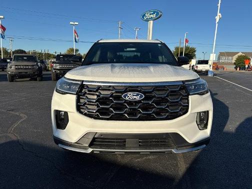 Star White 2027 Ford Explorer Platinum