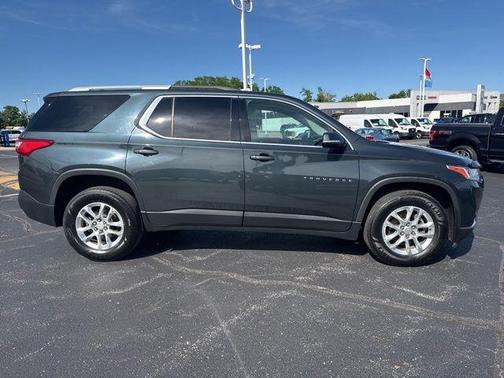 Graphite Metallic 2018 Chevrolet Traverse LT Cloth