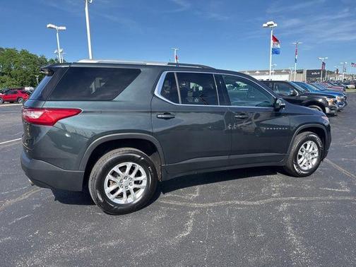 Graphite Metallic 2018 Chevrolet Traverse LT Cloth