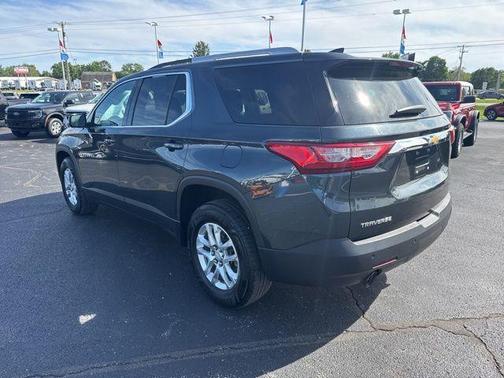 Graphite Metallic 2018 Chevrolet Traverse LT Cloth