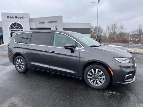 2022 Chrysler Pacifica Hybrid Touring L