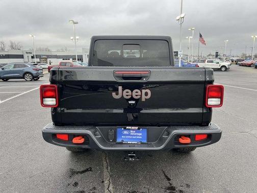 Black Clearcoat 2022 Jeep Gladiator Mojave