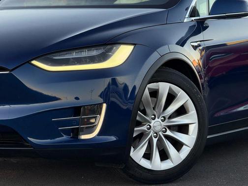 2018 Tesla Model X 75D Sport Utility 4D