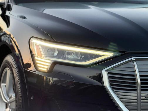 Mythos Black Metallic 2019 Audi e-tron Premium Plus