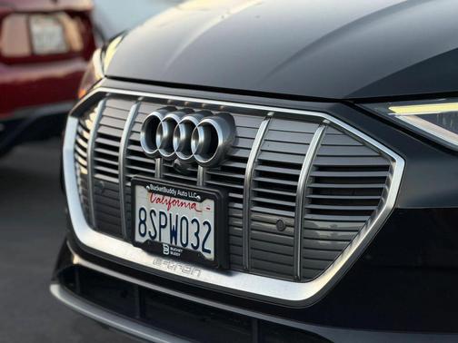 Mythos Black Metallic 2019 Audi e-tron Premium Plus