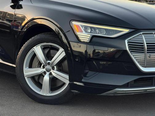 Mythos Black Metallic 2019 Audi e-tron Premium Plus