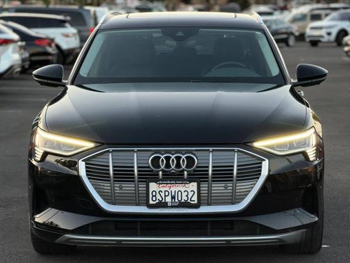 Mythos Black Metallic 2019 Audi e-tron Premium Plus