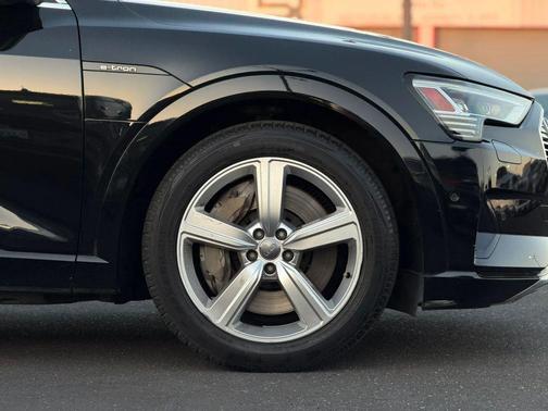 Mythos Black Metallic 2019 Audi e-tron Premium Plus
